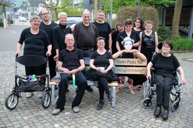Die inklusive Theatergruppe ARTsider mit der neuen Bank.  | Foto: Christian Melzer