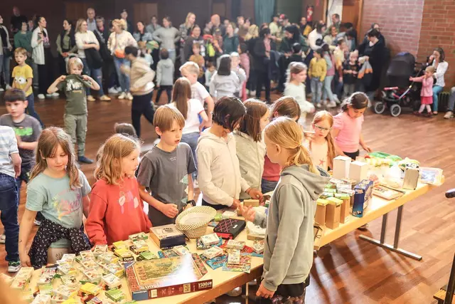 Große Preisverleihung im Haus Burggraben: 171 Kinder haben sich erfolgreich an der Bachemer Osterallye 2025 beteiligt. Für jedes Kind gab es einen Preis. | Foto: OG Bachem
