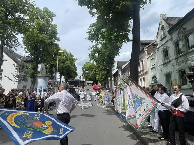 Beim großen Festumzug am Kirmessonntag zeigen die schwenkenden Fähnriche wieder ihre Künste.  | Foto: JGV Rosenhügel