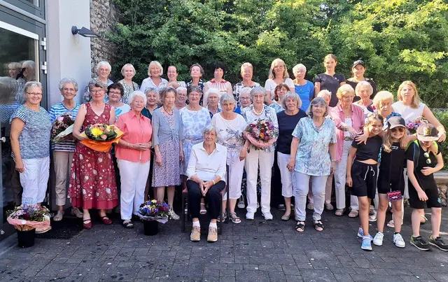 60 Gäste kamen zum 60jährigen der Damengymnastikabteilung des VfL Kommern ins und vor das Pfarrheim St. Severinus, um auf Jahrzehnte Bewegung, Gemeinschaft und Engagement zurückzublicken.  | Foto: Privat/Agentur ProfiPress