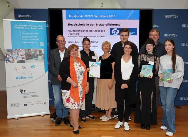 Erstmals als Berufswahl-Siegel Schule zertifiziert: Freude beim Kaufmännischen Berufskolleg Oberberg, Standorte Gummersbach und Waldbröl.  | Foto: OBK