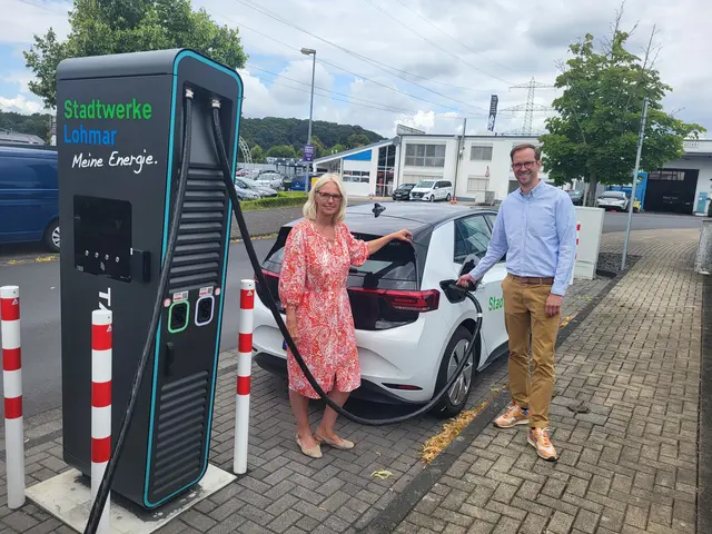 Bürgermeisterin Claudia Wieja und Stadtwerke-Geschäftsführer Yves Matuschek, vor der neuen Schnell-Ladesäule an der Burg Sülz.  | Foto: Stadtwerke Lohmar