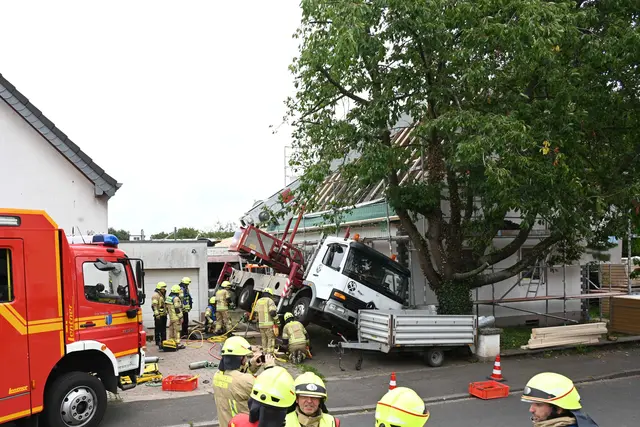 Eine erste Erkundung ergab, dass das Haus, auf dem der Kran lag, zur Zeit nicht bewohnt war. Die Bewohner des Nachbarhauses kamen mit einem großen Schrecken davon.  | Foto: Feuerwehr Pulheim