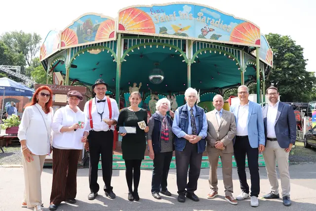 Gruppenbild vor „Eva’s Fahrt ins Paradies“ (v.l.): Dr. Margit Ramus  (Kunsthistorikerin und Schaustellerin), Claudia und Toni Schleifer mit Tochter Eva, Anna und Jakob Schleifer, Albert Ritter (Präsident Europäische Schausteller-Union / Deutscher Schaustellerbund), Bürgermeister Ulf Hürtgen und Jonah Kehren (Stadt Zülpich, Untere Denkmalbehörde).   | Foto: Stadt Zülpich / Florian Heller