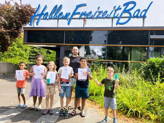 Stolz präsentieren die Jungen und Mädchen ihre Urkunden, die sie nach den Schwimmkursen bekommen haben. | Foto: Stadt Bornheim