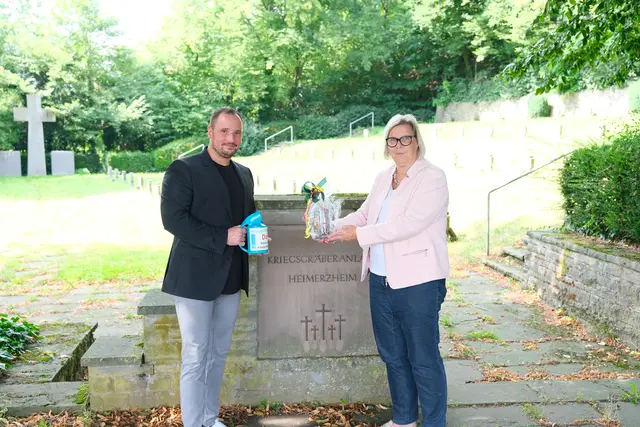 Bürgermeisterin Petra Kalkbrenner verabschiedet Julian Meyer, Geschäftsführer des VDK-Ortsverbands Swisttal, und dankt ihm für sein Engagement in der Kriegsgräberfürsorge.  | Foto: Gemeinde Swisttal