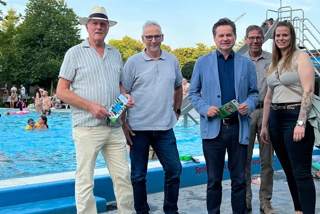 Präsentierten die Neuerungen am Freibad (v.r.): stellvertretende Dezernatsleiterin Alexandra Noss, Bert Schneider (Technischer Betriebsleiter FSW), Bürgermeister Ulrich Stücker, Andreas Zurek (Kaufmännischer Betriebsleiter FSW) und Eberhard Klein, Vorsitzender des Fördervereins.  | Foto: FSW