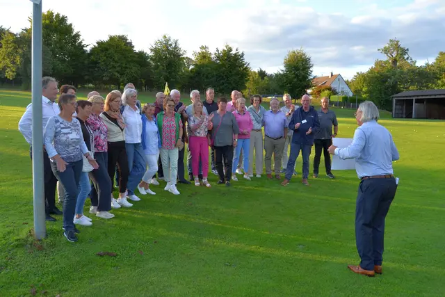 Präsident Giovanni Carbotta präsentiert den Spendenscheck.  | Foto: Johannes-Hospiz Oberberg Stiftung/Sabine Eisenhauer
