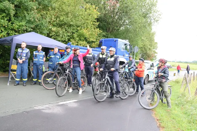 Auf geht‘s - unter den Augen von Ordnungsamt und THW.  | Foto: Michael Kupper