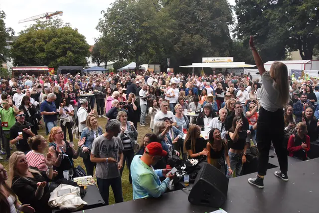 Enorm war das Interesse an der großen Schlagerparty, die die KG Fidele Möhnen aus Anlass ihres 90-jährigen Bestehens auf dem Lannesdorfer Dorfplatz durchgeführt hat.  | Foto: AS