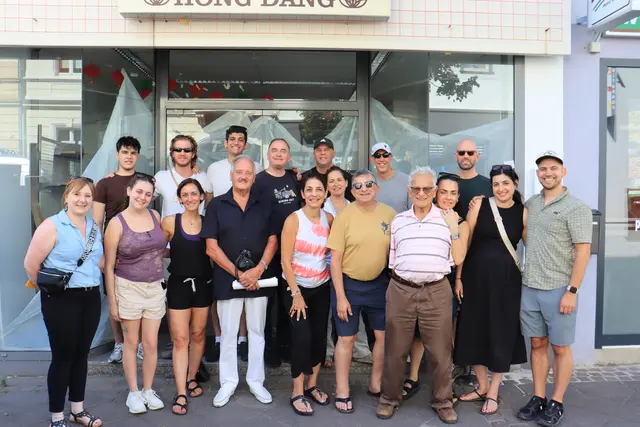 Isel Brzeszinski (5.v.rechts) war mit seiner nahezu kompletten Familie aus den USA in seine Heimatstadt Euskirchen gekommen.  | Foto: Nolden/Stadt EU
