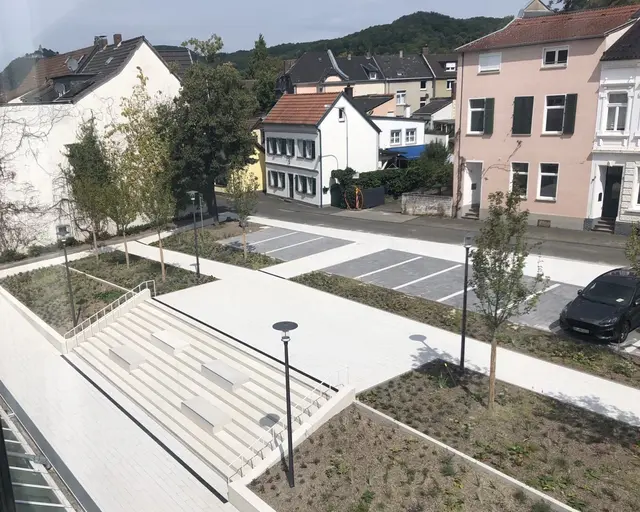 Der neu gestaltete hintere Bereich des Rathausplatzes. | Foto: Stadt Bad Honnef