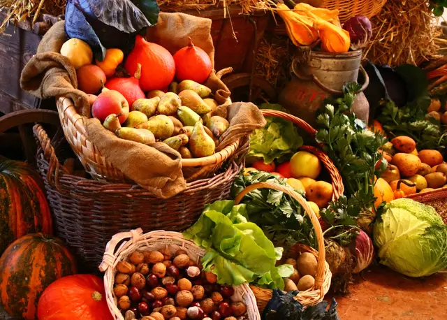 Kurz vor dem Erntedankfest ist der Tisch mit heimischen Früchten aus Feld und Garten reich gedeckt. Der Bauernmarkt in Kerpen bietet eine schöne Auswahl. | Foto: Christine_Adobe Stock