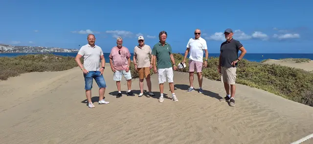 Wasser, Sand, blauer Himmel: Die Tennisherren gönnten sich Erholung auf den Kanaren.  | Foto: Lisa de Garcia