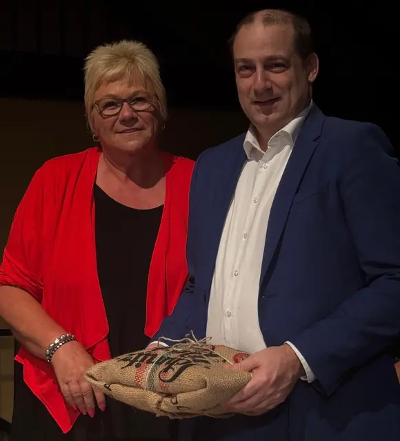Die Vorsitzende AWO Oberlar, Birgit Biegel, konnte „Quizvulkan“ Manuel Hobiger beim AWO-Kneipenquiz begrüßen.  | Foto: AWO Oberlar