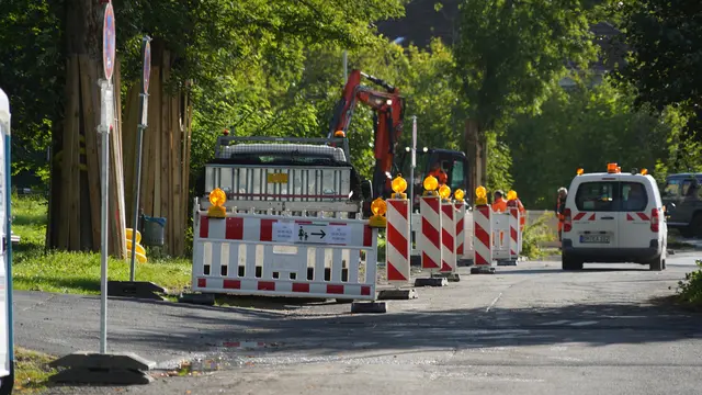 In einem Teilbereich der Alten Aachener Straße entsteht auf der Nordseite derzeit ein Gehweg. Der zwei Meter breite Weg schafft eine geschützte Fußwegeverbindung zur Aachener Straße und innerhalb des Bereichs der Alten Aachener Straße.  | Foto: Stadt Frechen
