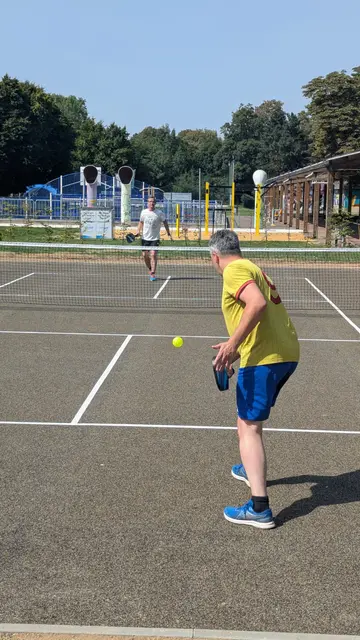 Bürgereioster Sascha Reichelt war einer der ersten, die das neue Pickleball-Feld in der Sportanage an der Erft gestestet habebn. Das Ergebnis des Matches ist nicht überliefert.  | Foto: Nolden