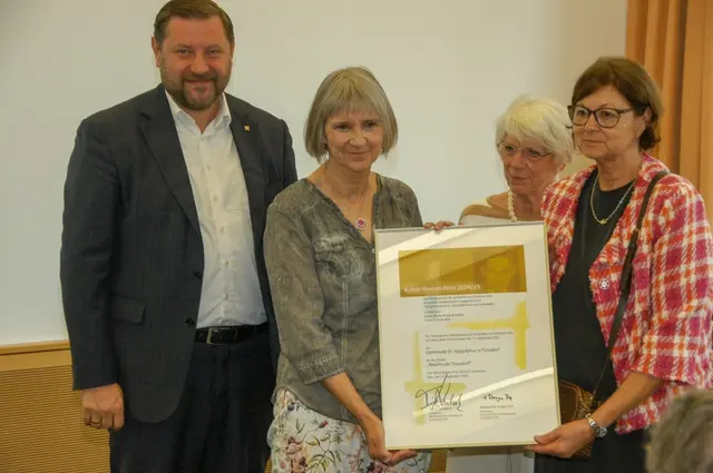 Tim-O. Kurzbach (links) überreichte den Anton-Roesen-Preis an die Ehrenamtlichen des Medipunktes Troisdorf. | Foto: Diözesanrat