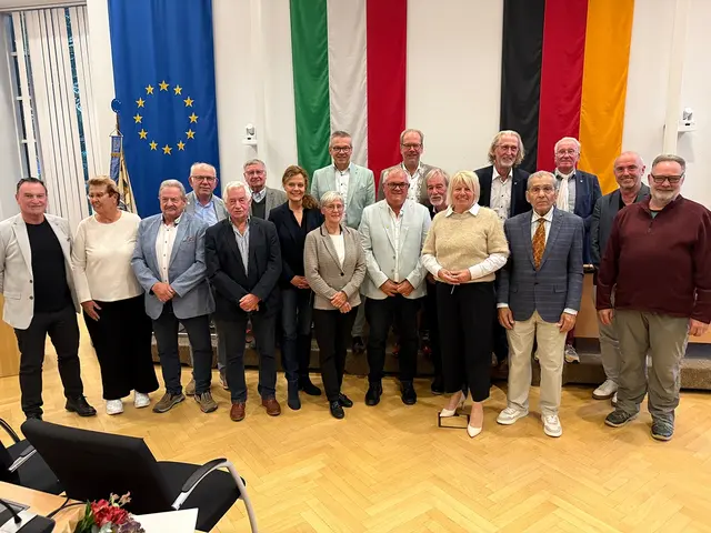 Eine Reihe von langjährigen Ratsmitgliedern und Bürgern nahm die Ehrung und den Dank des Bürgermeisters für langjährigen Einsatz entgegen.				 | Foto: Kreisstadt Bergheim