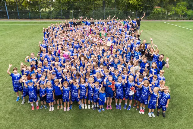 Für das große Vereinsfoto mit allen Handballspielerinnen und -spielern des TuS Blau-Weiß musste die mutige Fotografin auf eine 10 Meter hohe Leiter steigen.  | Foto: Nicole Friederichs