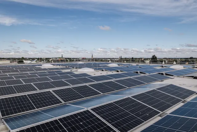 Die Photovoltaik-Anlage auf dem Dach der neuen Logistikhalle am Miele-Standort in Euskirchen besteht aus rund 900 PV-Modulen. Dank Sonnenkraft vom Dach und Erdwärme lassen sich jährlich rund 440 Tonnen Kohlendioxid einsparen.  | Foto: Miele