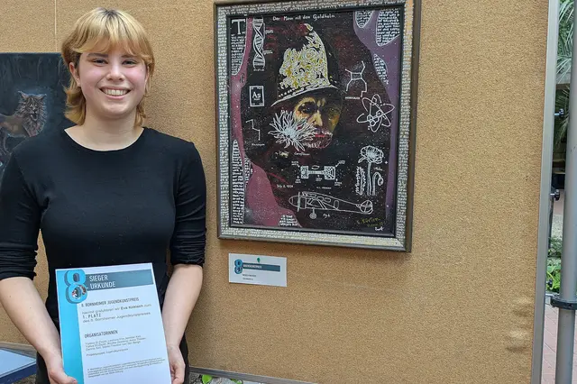 Stolz präsentiert Eva Koschik ihr prämiertes Bild „ Mensch und Krieg“ und ihre Urkunde. | Foto: fes