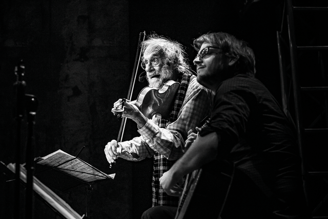 Gemeinsam formen Klaus der Geiger und Marius Peters ein generationsübergreifendes Duo, das mit Geige und Gitarre, mit Text und Haltung die großen Fragen unserer Zeit verhandelt.  | Foto: Volker Neumann