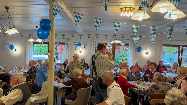 Beste Stimmung im Mondorfer Treff beim Oktoberfest.  | Foto: VFSSN