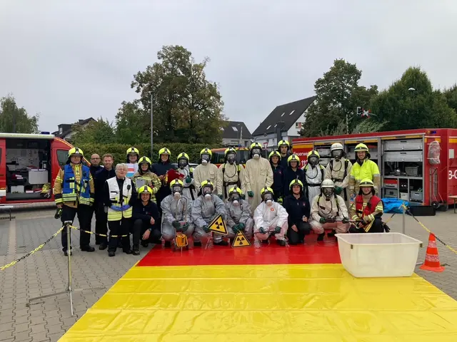 In voller Montur beim Strahlenschutzlehrgang.  | Foto: Feuerwehr