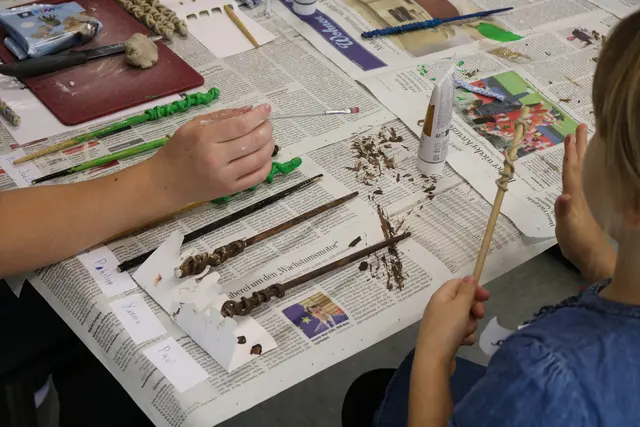 Beim englischsprachigen „Harry-Potter“-Tag lernten die Kinder spielerisch Vokabeln – und gestalteten Zauberstäbe mit Experimentierfreude und Kreativität.  | Foto: (c) Gesamtschule