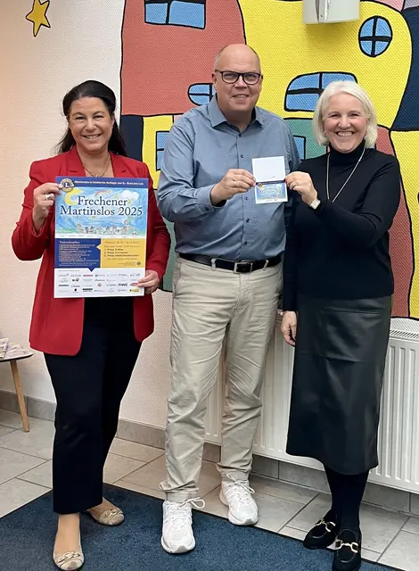 Der designierte Bürgermeister Kai Uwe Tietz kaufte das erste Martinslos im Beisein von Lions Präsidentin Michaela Schmitz-Höser (rechts) und Vize-Präsidentin Dr. Gabi Kratochwil. | Foto: Lions Club Frechen