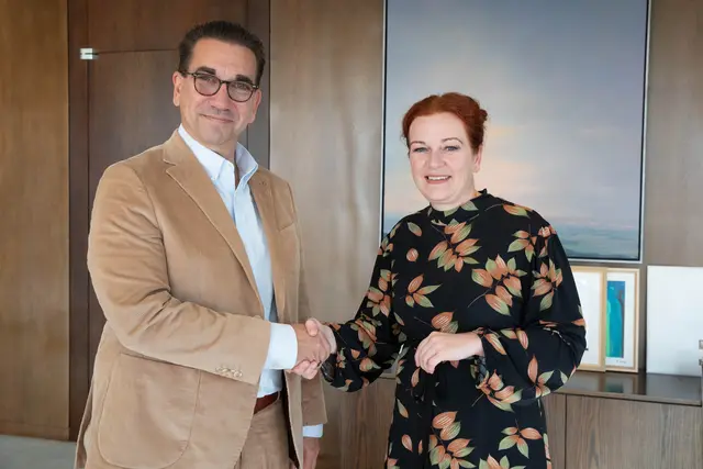 Oberbürgermeisterin Katja Dörner begrüßt ihren Nachfolger Guido Déus im Stadthaus.  | Foto: Sascha Engst/Bundesstadt Bonn