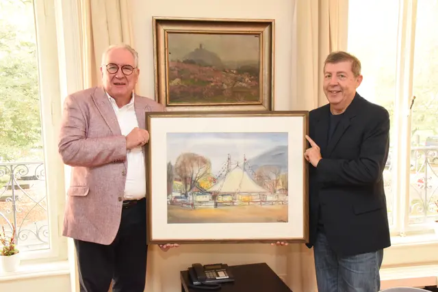 Christoph Brüse, ehemaliger Bezirksvorsteher in Bad Godesberg, übergab an Bezirksbürgermeister Michael Wenzel ein Werk von Martin Frey als Schenkung an den Stadtbezirk.  | Foto: AS