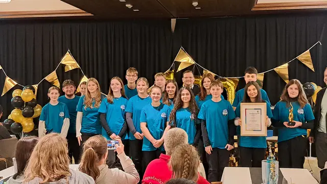 Der Schulsanitätsdienst der Städtischen Gesamtschule am Michaelsberg wurde mit dem „Fackelpreis“  des Landesverbandes des Deutschen Jugendrotkreuzes ausgezeichnet.   | Foto: Gesamtschule