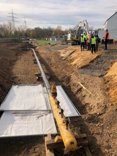 Ohne die Umverlegung der NATO-Pipeline wären die Voraussetzung für den Bau des Bildungsparks und des Interims-Grundschulgebäudes an der Urfelder Straße nicht gegeben gewesen: Das Foto zeigt einen Teil der 190 Meter langen neuen Pipeline, die etwa 160 Meter alte Pipeline ersetzen wird.
  | Foto: Montserrat Manke