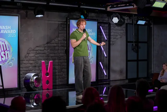 Vincent Tophoven aus Kommern gewann beim NightWash Talent Award.  | Foto: Brainpool Live Entertainment/Guido Schröder