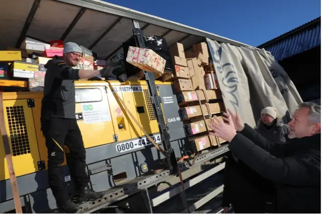 Abladen der Päckchen für Kinder in Butscha im vergangenen Jahr: Rechts: Butschas Bürgermeister Anatolii Fedoruk. | Foto: Guido Wagner