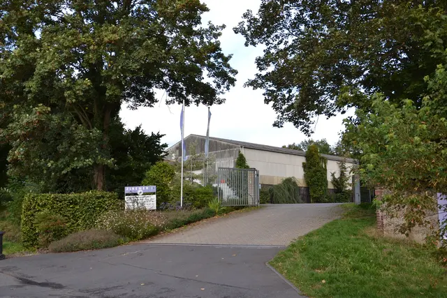 Im vergangenen Jahr erstand die Stadt Frechen eine knapp 10 Hektar große Fläche an der Alten Aachener Straße. Auf den verdichteten Flächen des ehemaligen Gartenbaubetriebs sollte ursprünglich eine Zentrale Unterbringungseinrichtung errichtet werden. Viele Anwohner sprachen sich dagegen aus.   | Foto: Archiv/Lars Kindermann