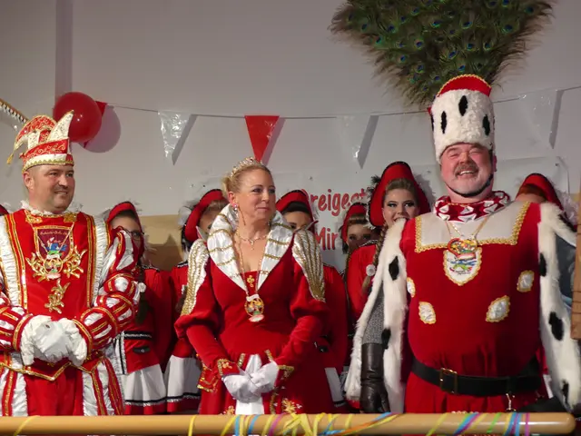 Als strahlendes Dreigestirn stellten sich Holger II., Anne I. und Bauer Ocki den Jecken vor. | Foto: Gast