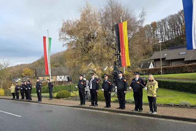 Bei der Gedenkfeier am Ehrenmal wurde vor allem der Eiserfeyer Kriegstoten beider Weltkriege gedacht. | Foto: Manfred Lang/pp/Agentur ProfiPress