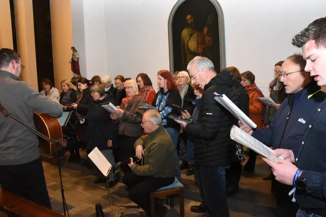 Im Rahmen eines Gottesdienstes in der Lannesdorfer Herz-Jesu-Kirche sangen die Mitglieder des Chores „Die Grüne Welle“ mit ihrem Chorleiter Stephan Hennes.  | Foto: AS