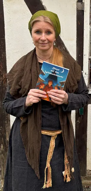 Ulrike Claßen-Büttner mit ihrem Kinderbuch.  | Foto: Erich Claßen