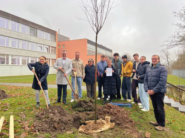 Die Einführungsklasse der Gesamtschule Eifel pflanzt gemeinsam mit der Schulleitung, dem Bürgermeister und der Projektleitung einen Baum auf dem Schulgelände. | Foto: Eifelgemeinde Nettersheim
