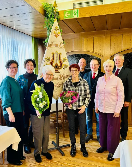 Auszeichnung für langjährige Mitgliedschaft im Chor: (erste Reihe von links) Wilma Rüger und Helga Brodeßer.  | Foto: Kunicke