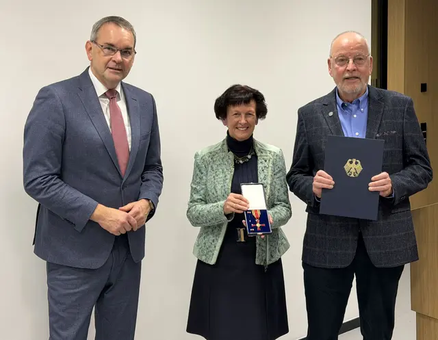 Der nee Ordensträger Hans-Josef Bargon (rechts) mit der stellvertretenden Landrätin Notburga Kunert (Mitte) und Siegburgs Bürgermeister Stefan Rosemann (links).  | Foto: Stadt Siegburg