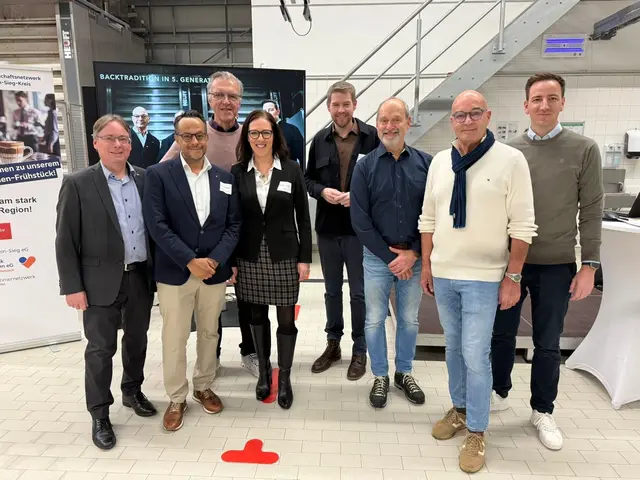 Vertreterinnen und Vertreter des Wirtschaftsnetzwerks sowie der Gastgeberbetrieb Bäckerei Voigt beim Unternehmerinnen- und Unternehmerfrühstück in Swisttal. Neben Netzwerkorganisatoren waren auch Gäste aus Verwaltung, Wirtschaft und regionalen Unternehmen anwesend. | Foto: VR-Bank Bonn Rhein-Sieg eG