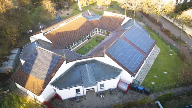 Auf dem Dach der Kita „Hürther Strolche“ wurde eine Photovoltaikanlage installiert.  | Foto: Giuseppe Piliero