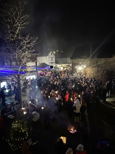 Der gut besuchte „Neddeschemer Adventszaube“ präsentierte sich in stimmungsvoller vorweihnachtlicher Atmosphäre. | Foto: Eifelgemeinde Nettersheim