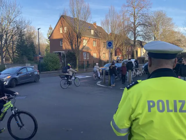  Vor dem Ernst-Mach-Gymnasium wurden Autofahrerinnen und -fahrer mit einer Denkzettelaktion für die Fahrradstraße sensibilisiert.  | Foto: Stadt Hürth