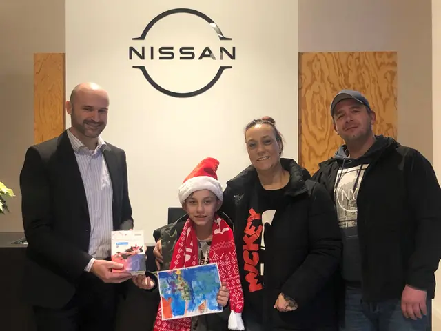 Auch in diesem Jahr machte Nissan bei unserem Weihnachtsbildermalwettbewerb mit und sponsorte zwei tolle Sonderpreise, die Geschäftsführer Pascal Michaeli (l.) unserem Gewinner Noah Baron, der mit seinen Eltern Jeanette und Patrick nach Wesseling in die Hauptzentrale des Automobilherstellers gekommen war, überreichte. | Foto: Montserrat Manke